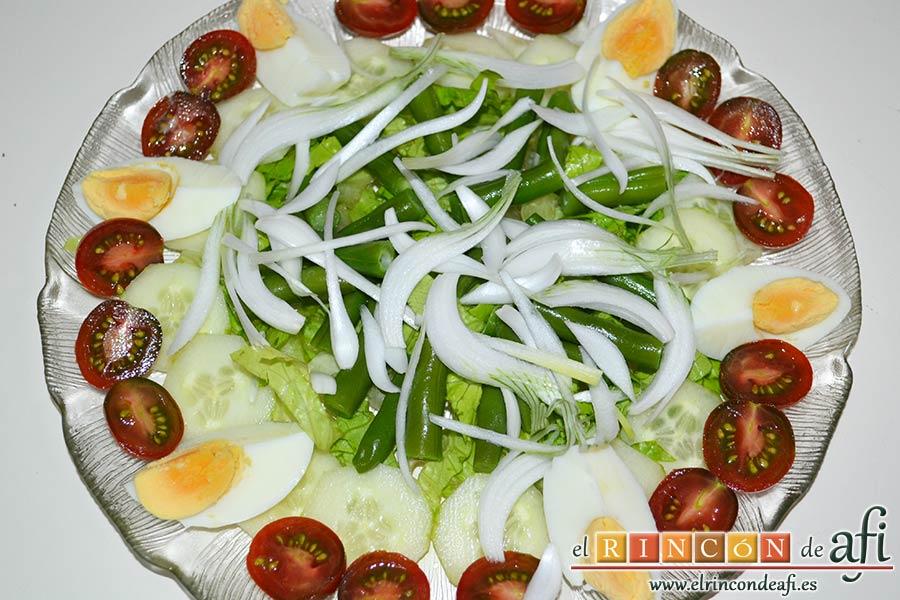 Ensalada Nizarda, poner por encima la cebolleta cortada en juliana