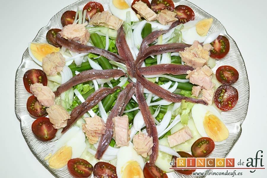Ensalada Nizarda, poner encima las habichuelas, las anchoas y el atún