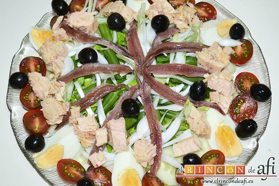 Ensalada Nizarda, colocar las aceitunas negras