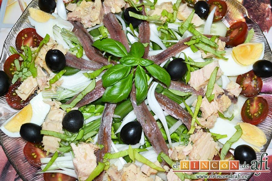 Ensalada Nizarda, decorar con albahaca