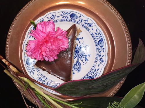 Pastel saludable tipo snikers vegano y sin gluten