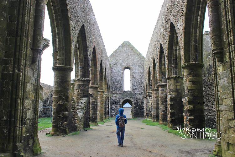 Iglesia en ruinas en Bretaña
