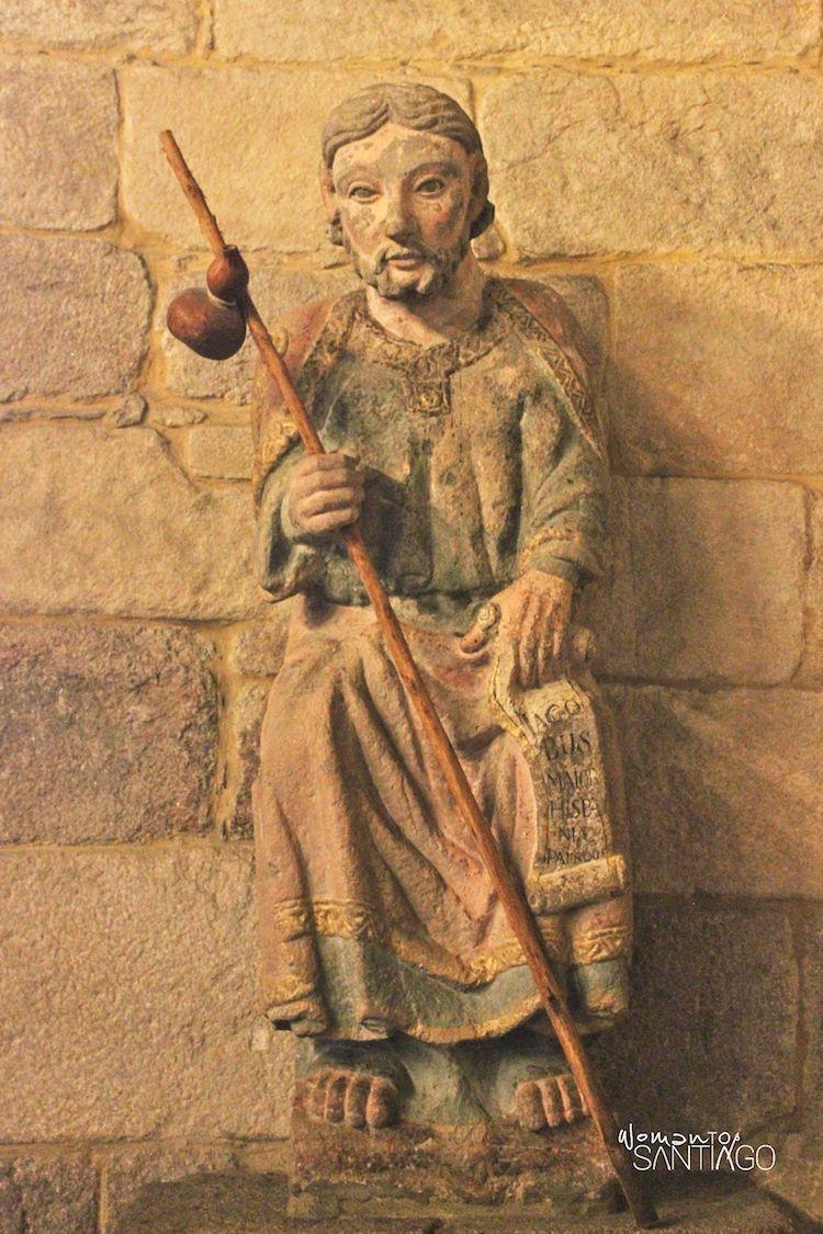 Escultura de Santiago peregrino sobre el Camino Inglés