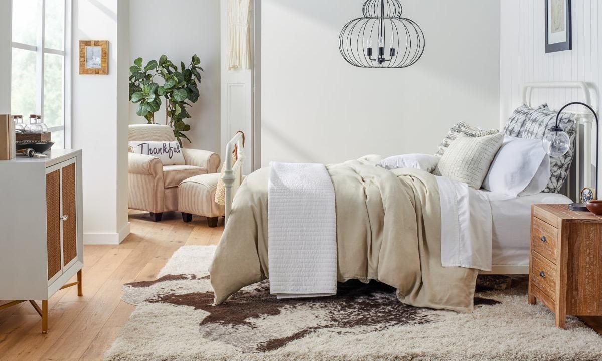 alfombra debajo de la cama