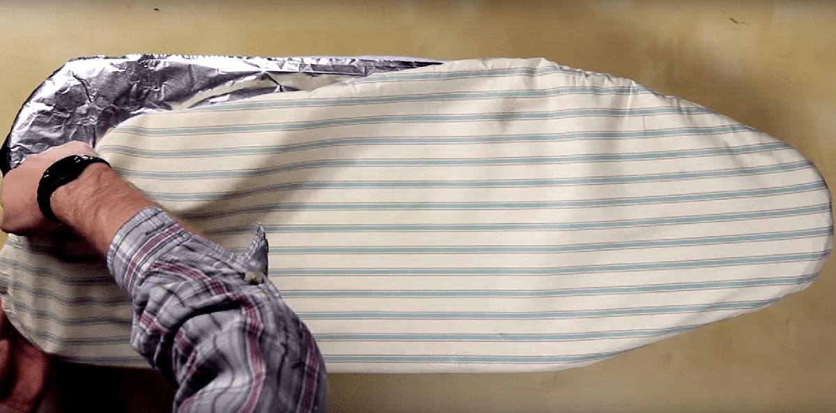 Forro papel de plata en tabla de planchar. Vía Casasinbreíbles.
