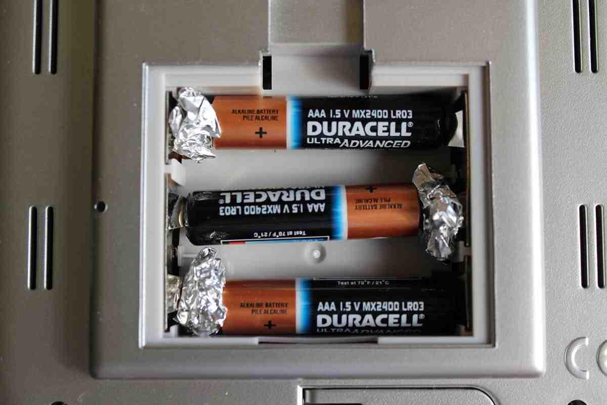 Encaja las pilas con papel de plata. Vía LivingMagazine.