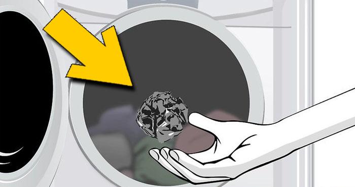 Bola de papel de aluminio en la secadora. Vía ManosalaObra.