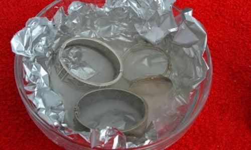 Limpiar plata con papel de aluminio. Vía MejorConSalud.