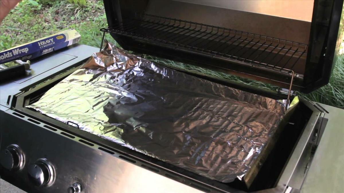 Cubrir parrilla con papel de plata. Vía FanáticosdelaCasa.