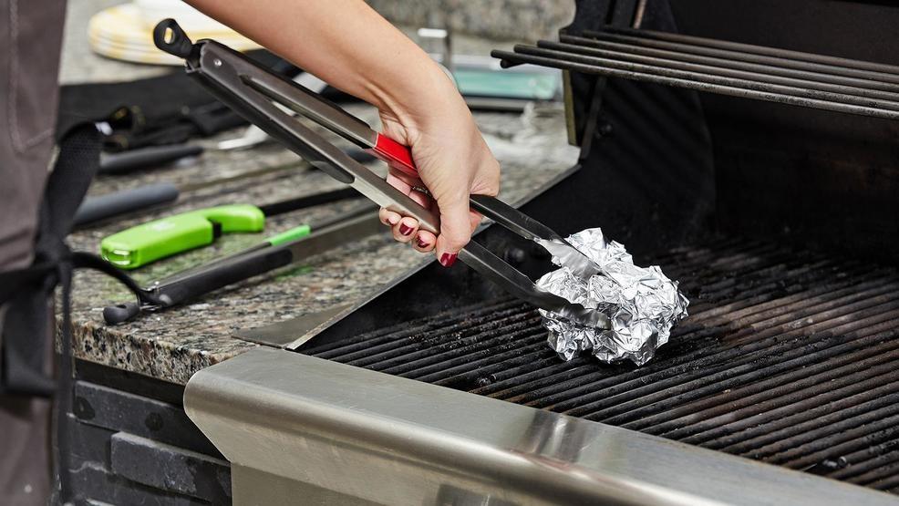 Limpiar parrilla con papel de aluminio. Vía MailTribune.