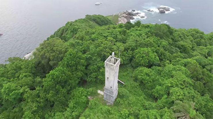 Faro isla de las serpientes de Brasil