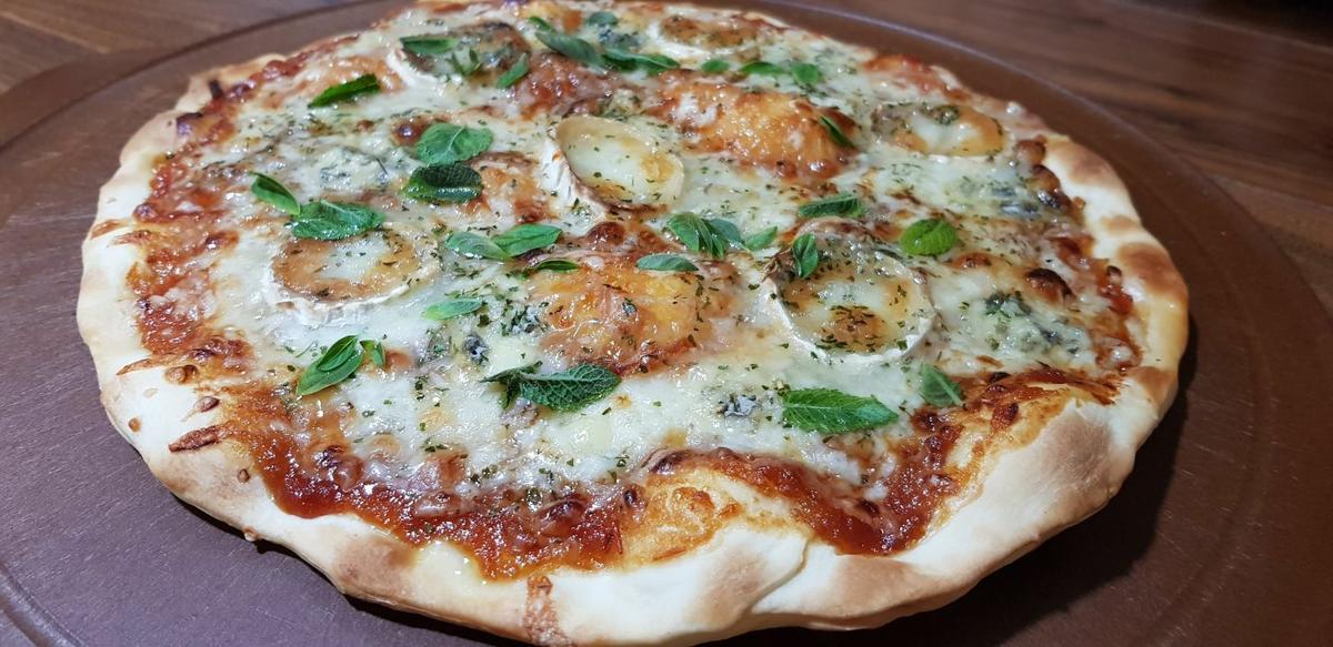 Pizza 4 quesos con mermelada de tomate