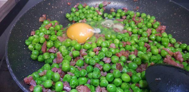 Revuelto de guisantes con jamón