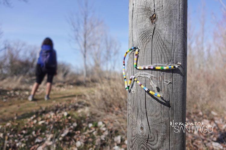 Flecha del Camino de Santiago hecha con cuerda