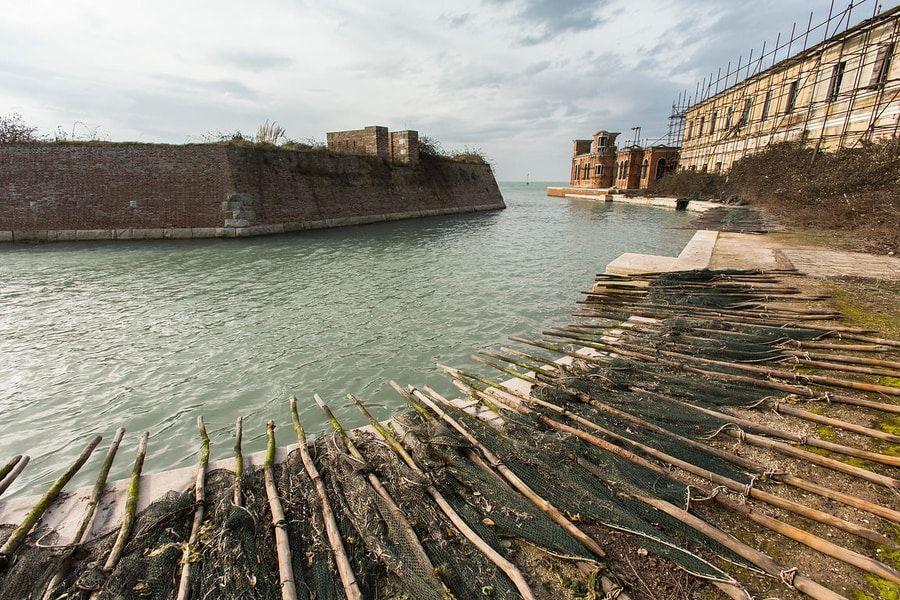 Cañas de pescar en Poveglia