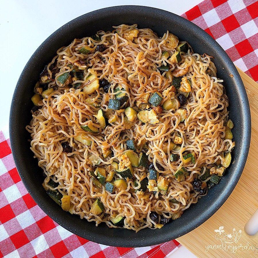 FIDEOS SHIRATAKI CON CALABACÍN Y ARÁNDANOS