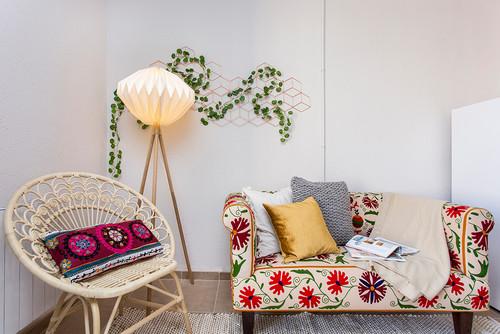 salón pequeñito con sofá de flores