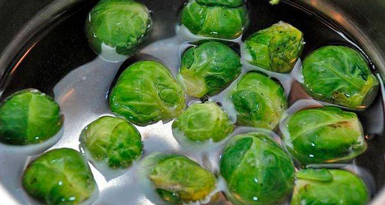 Cocer coles de bruselas en olla a presión