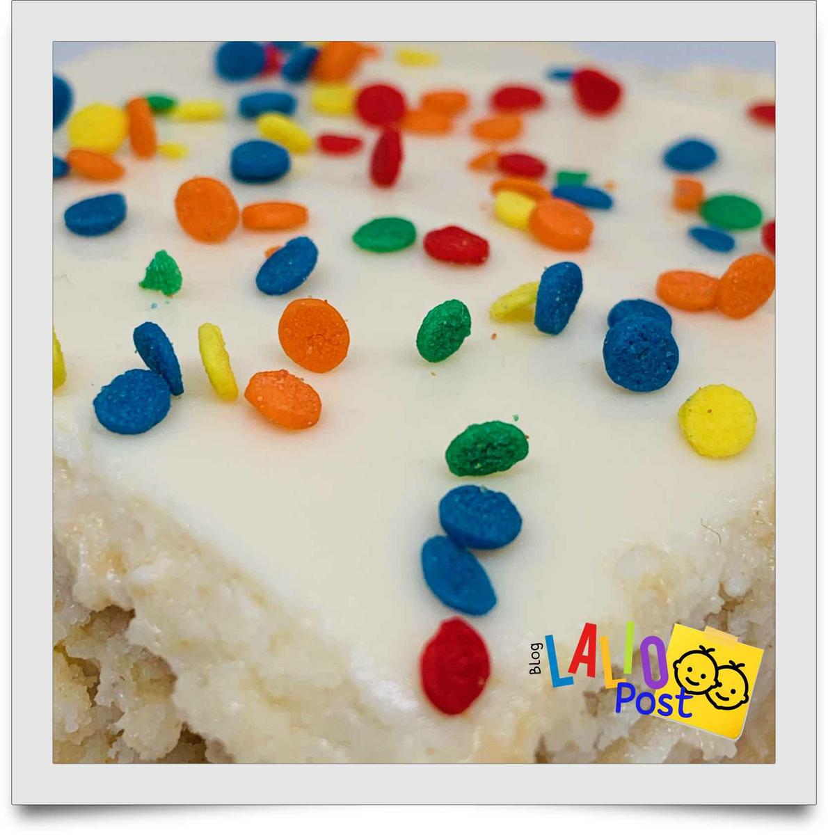 sprinkles de colores en una carlota de limón