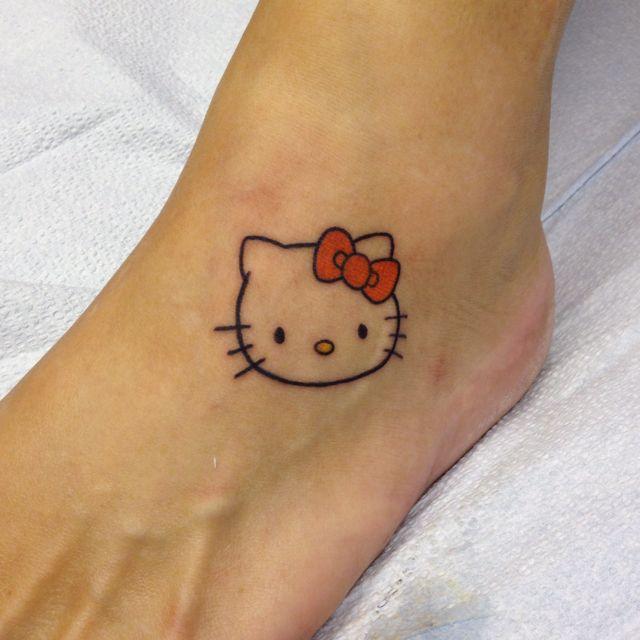 Tatuajes de personajes de dibujos animados de Hello Kitty en el pie