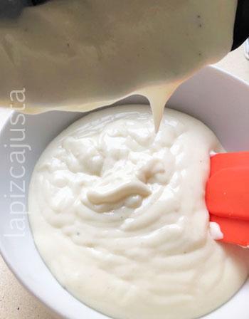 pasa la bechamel a un bol