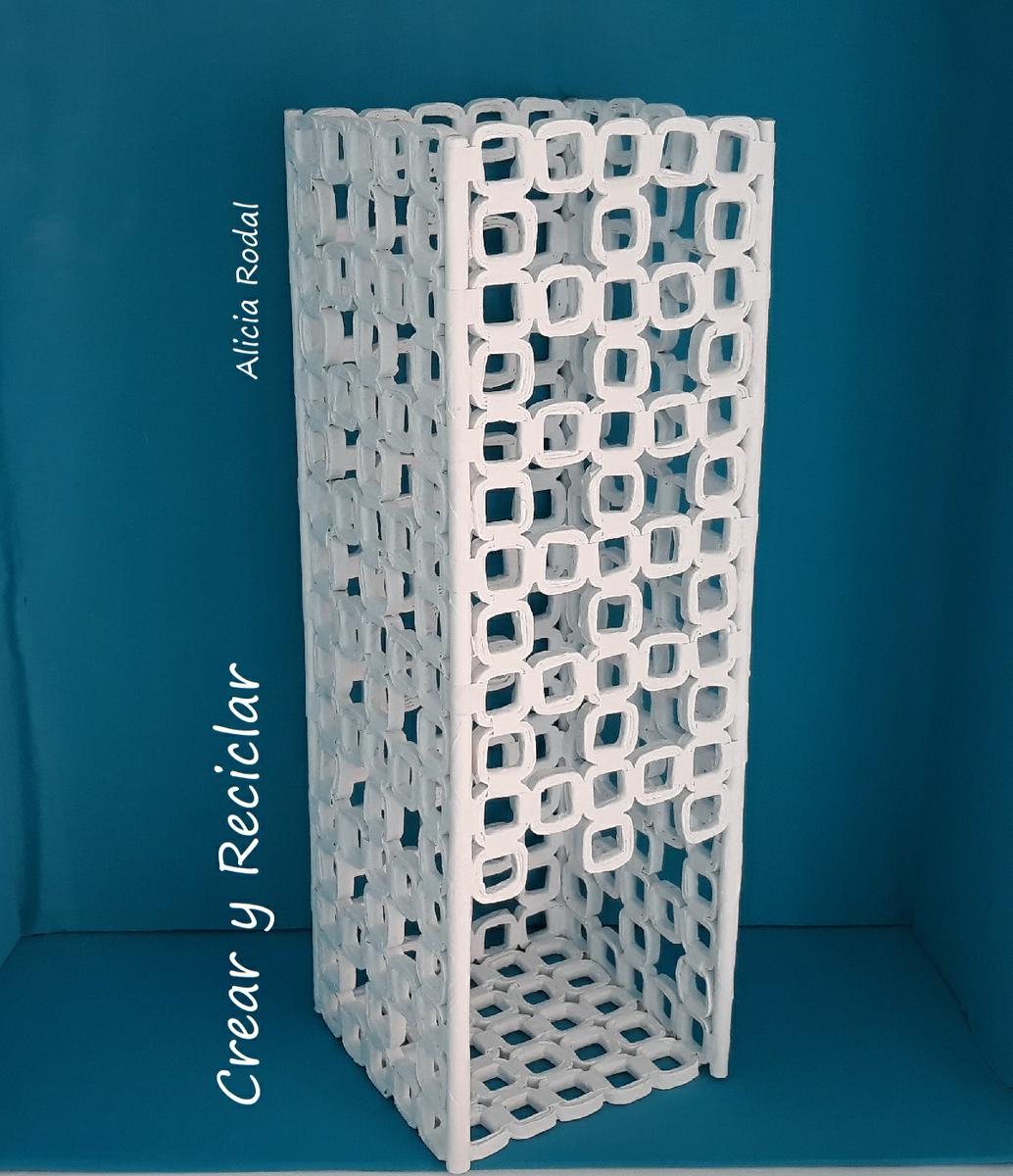 Ideas creativas para reutilizar papel de revistas o periódico / Manualidades / DIY / Reciclaje. Mira esta idea que puedes hacer reutilizando papel periódico, revistas, catálogos o las ofertas de los supermercados.