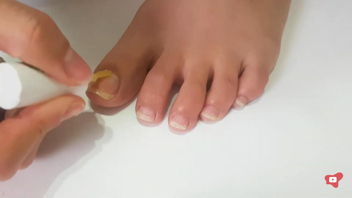 uñaas color coral decoradas