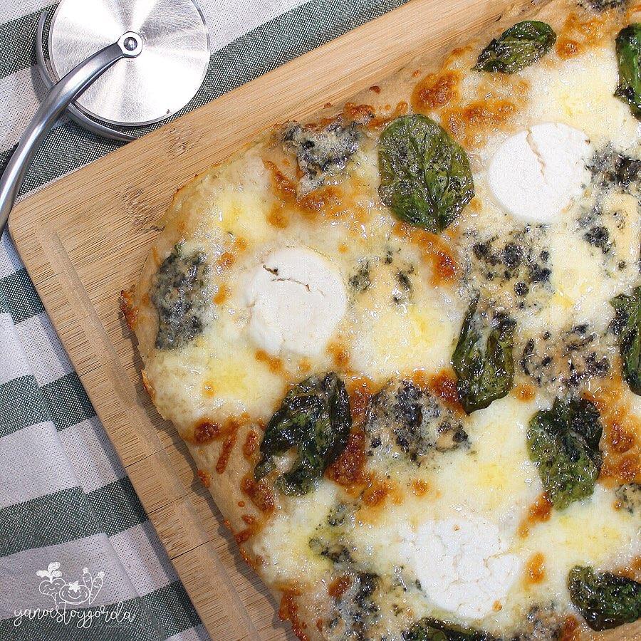 PIZZA BIANCA CON ESPINACAS Y 4 QUESOS