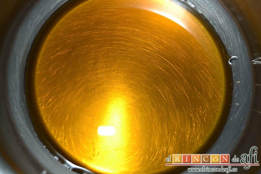 Bacalao a la miel, poner la miel en un cazo al fuego