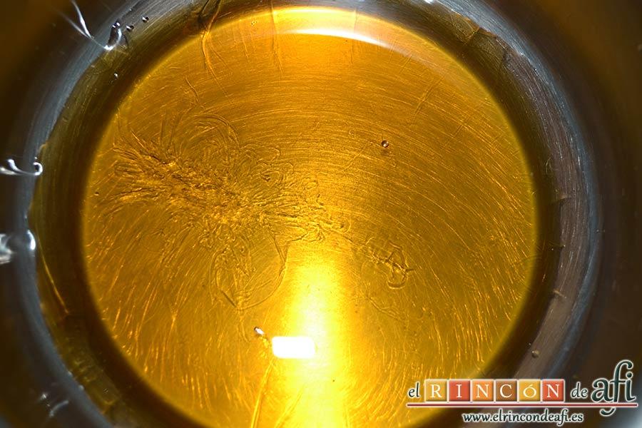 Bacalao a la miel, añadirlos al cazo con la miel