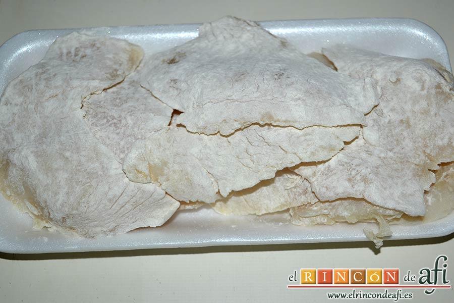 Bacalao a la miel, enharinarlo