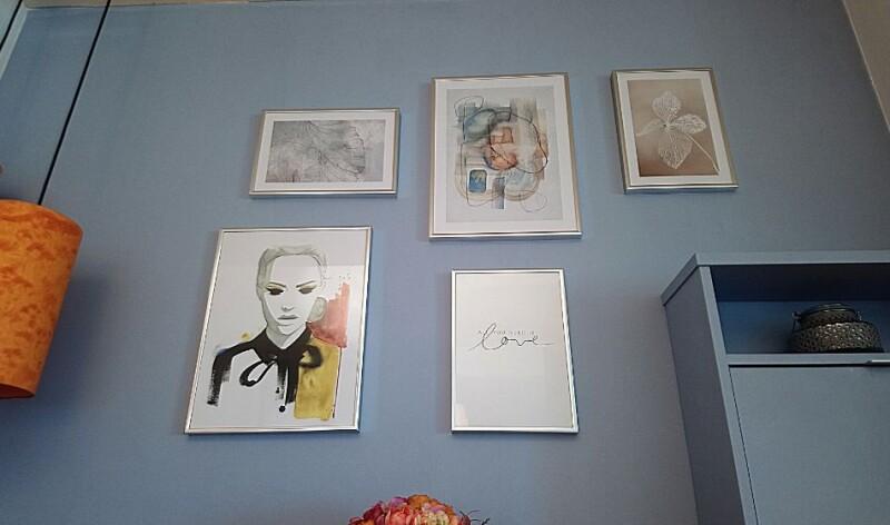 consejos_decorar_con_cuadros_composición_tonos_azul_beige_naranja-11