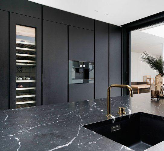 cocina de mármol negro