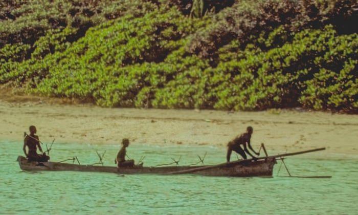 Sentinelenses pescando