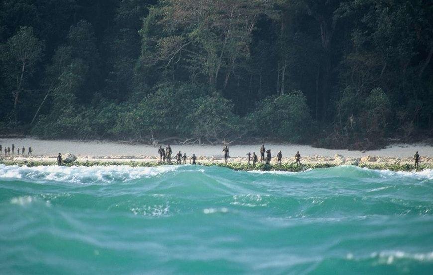 Sentinelenses a la distancia con mar picado