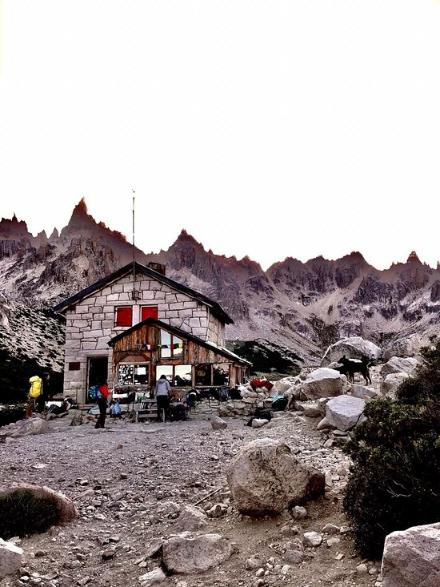 vista exterior del refugio frey
