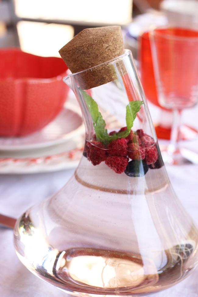Agua de Frutos rojos con Loft & Table