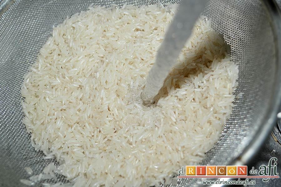Arroz basmati cocido, lavarlo bajo el grifo durante un minuto