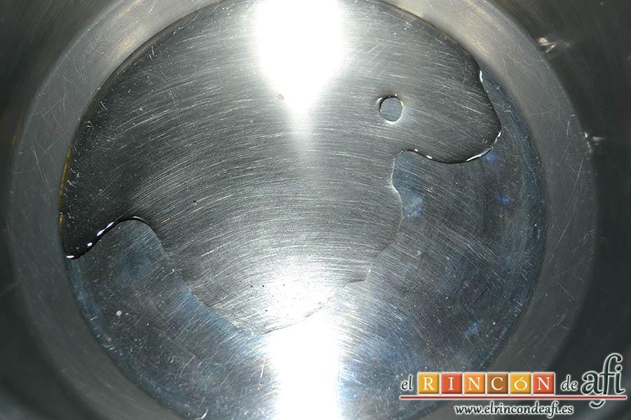 Arroz basmati cocido, poner un caldero al fuego con dos cucharadas de aceite