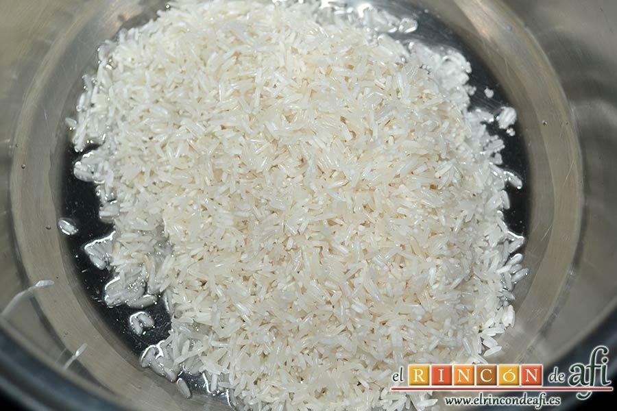Arroz basmati cocido, añadir el arroz y mezclarlo bien con el aceite