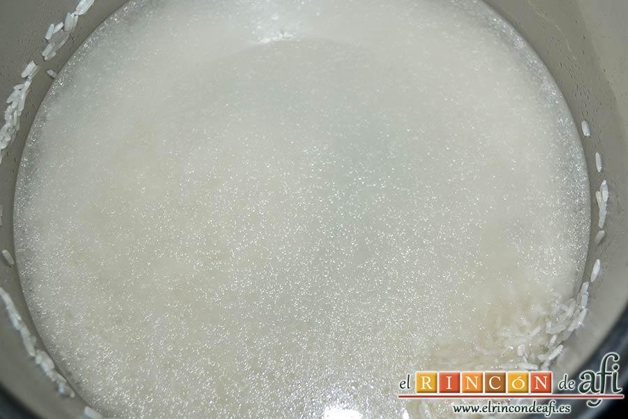 Arroz basmati cocido, verter el agua