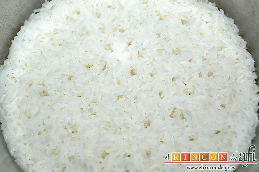 Arroz basmati cocido, bajar el fuego al mínimo y esperamos el tiempo