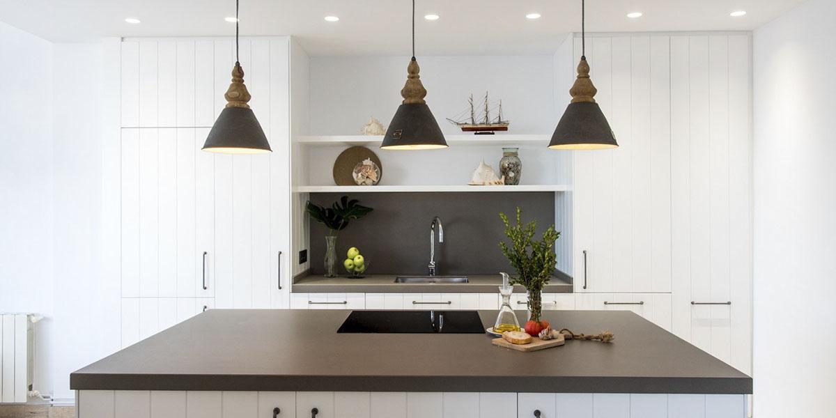 Isla con tonos oscuros