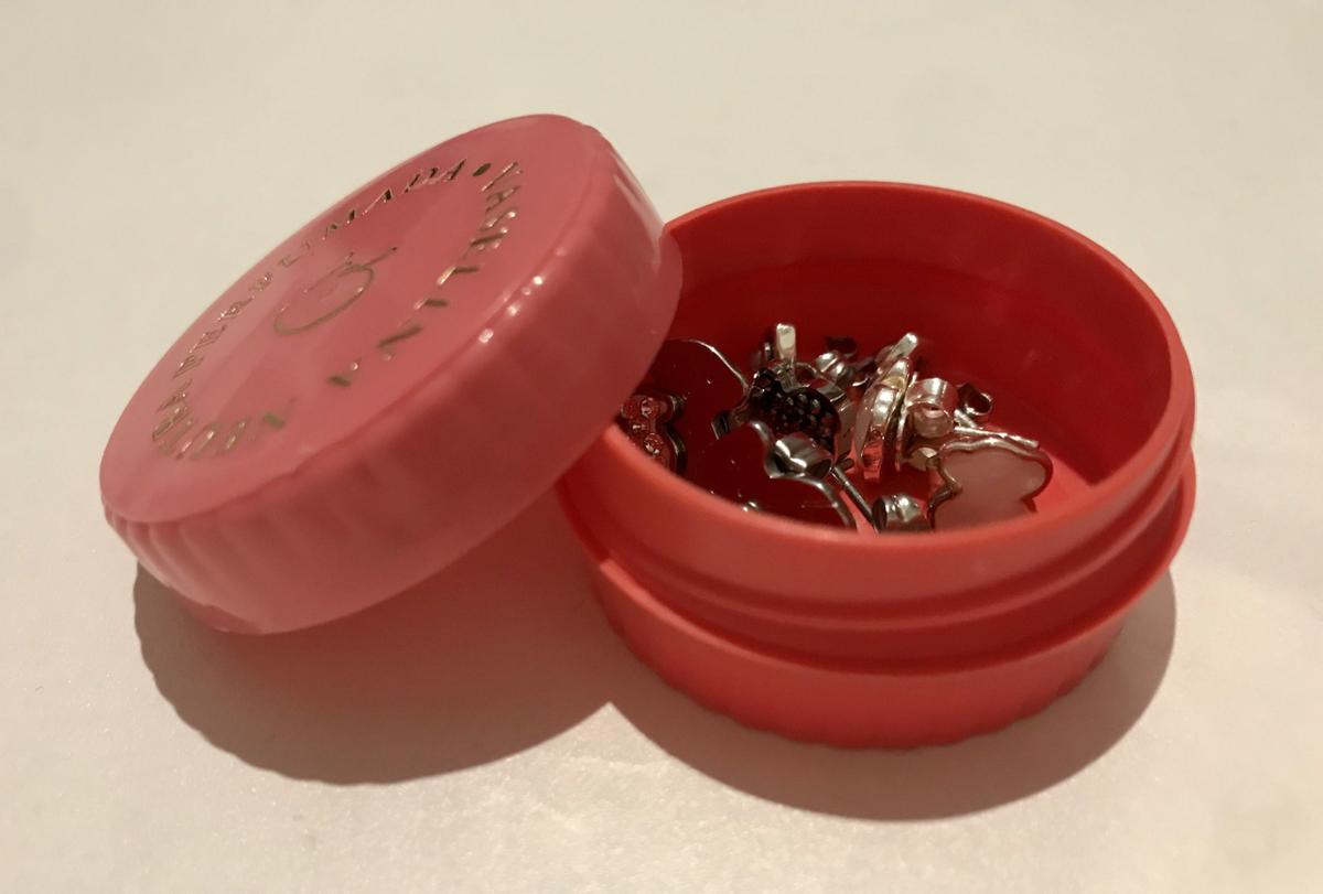 Bálsamo para labios y bisutería.