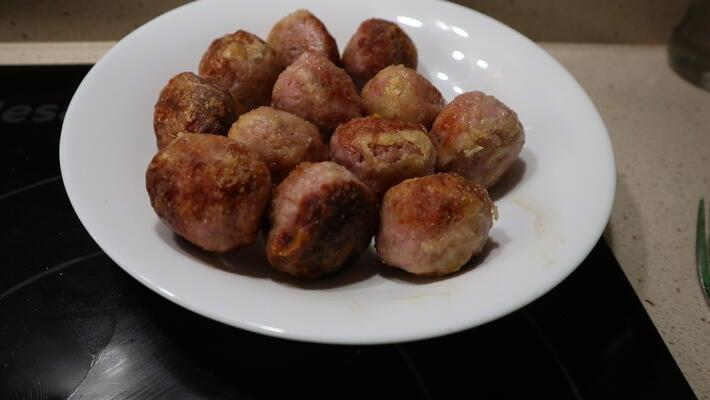 Sellar las albóndigas en la sartén