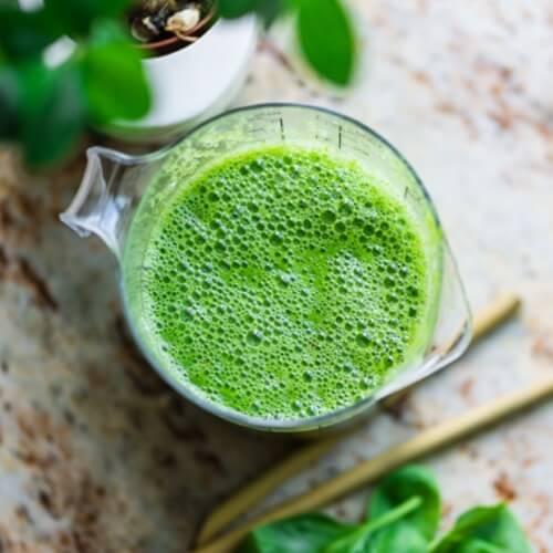 smoothie de kiwi, naranja, plátano