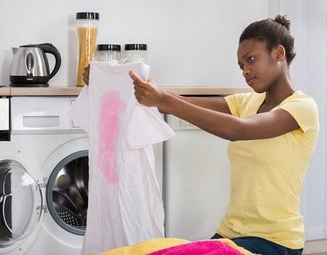 lavar ropa blanca y color con agua hirviendo