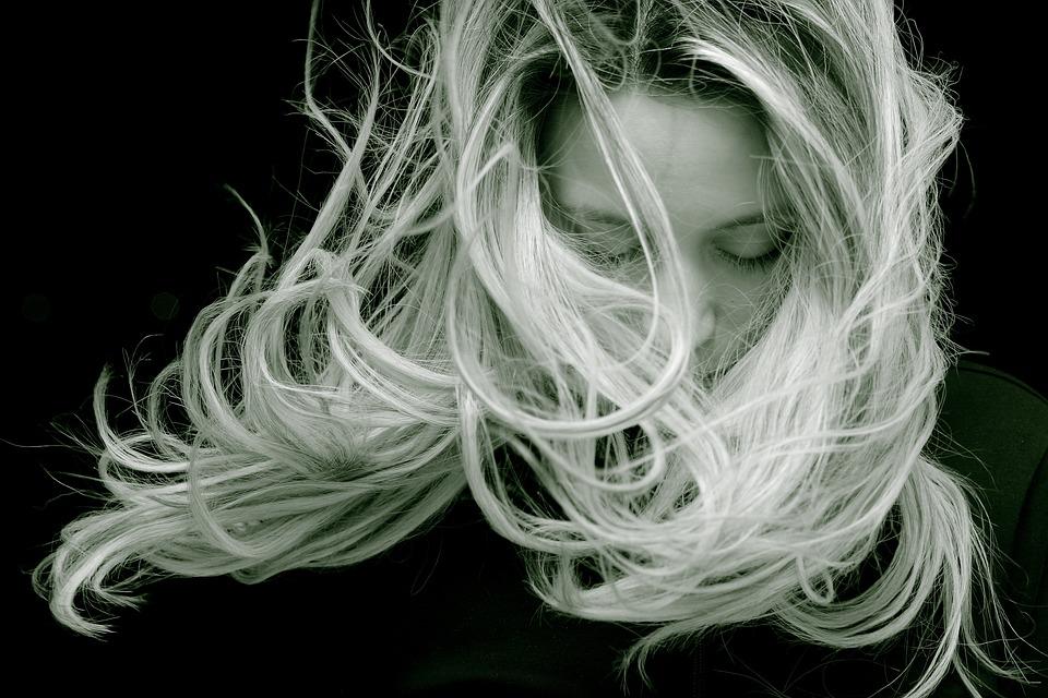 mujer con melena al viento