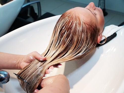 lavando el cabello cuidado e hidratación
