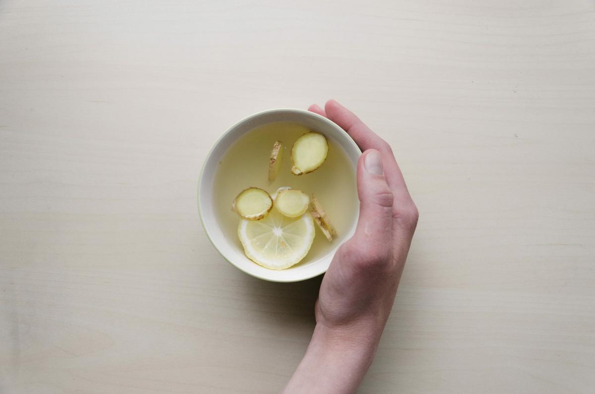 Agua con limón y jengibre para dejar de fumar.